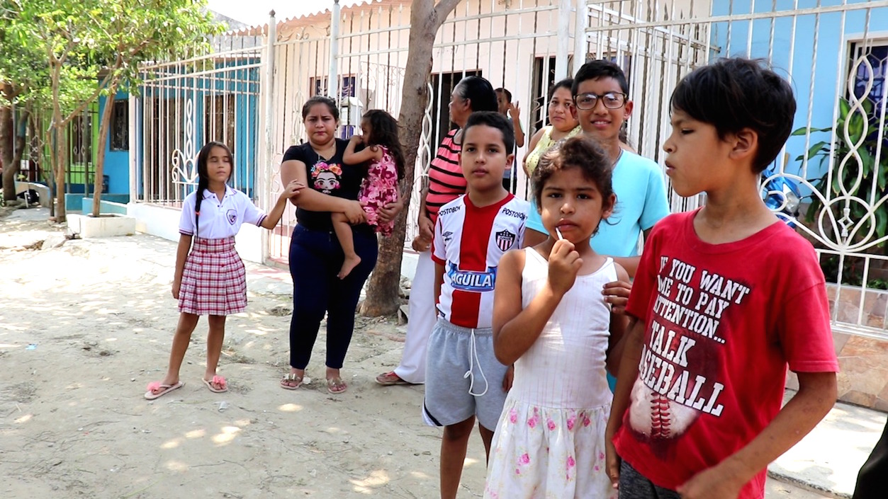 Menores de edad residentes en el barrio.