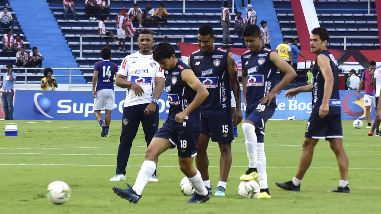 Jugadores del Junior en nel calentamiento previo al partido.