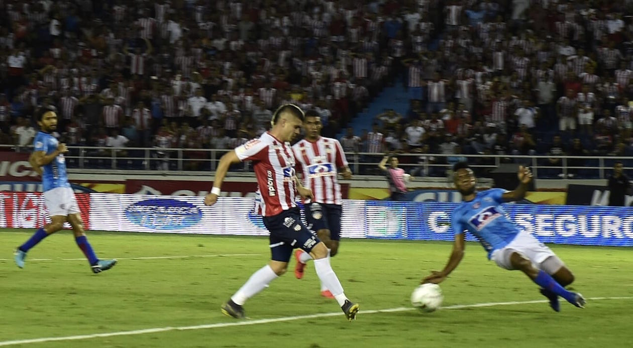 Michael Rangel remata para anotar frente a César Giraldo.