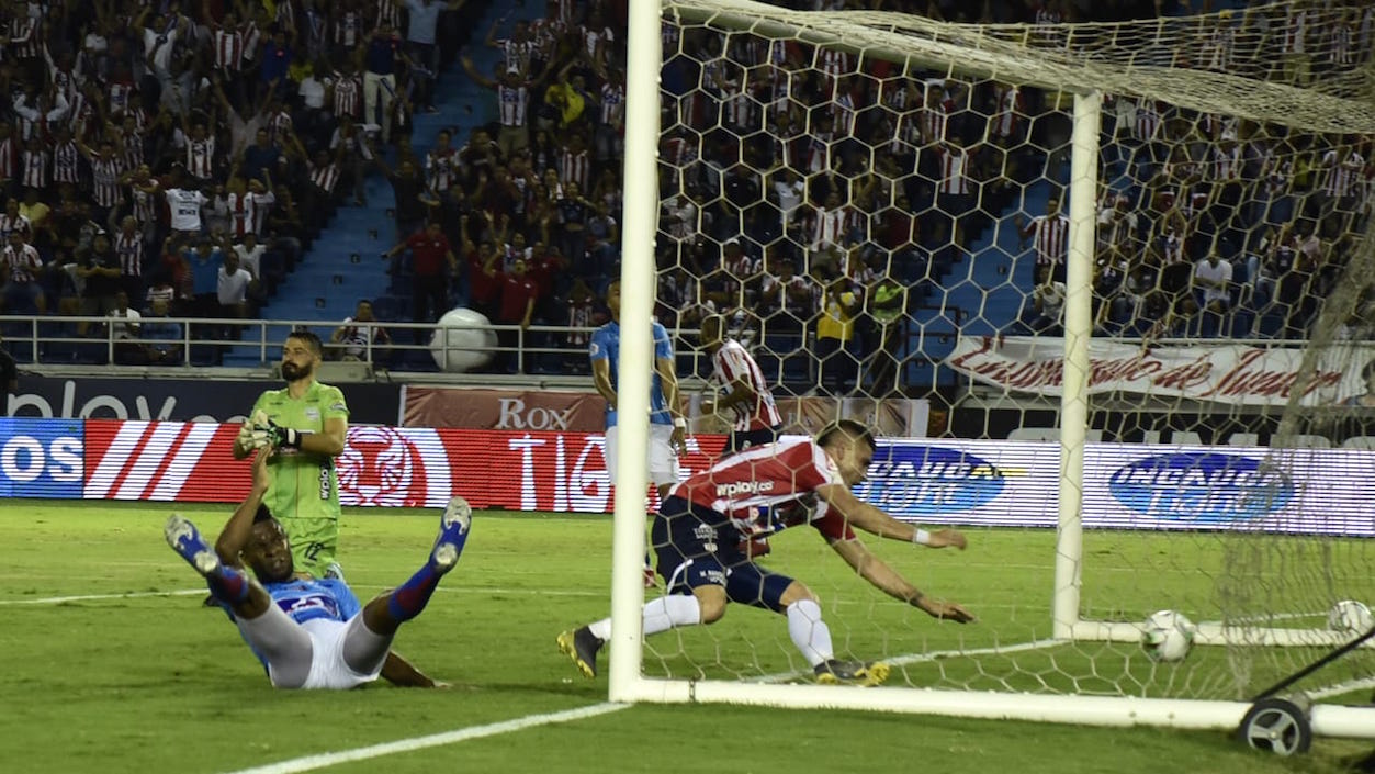 El balón en el fondo de la red samaria.