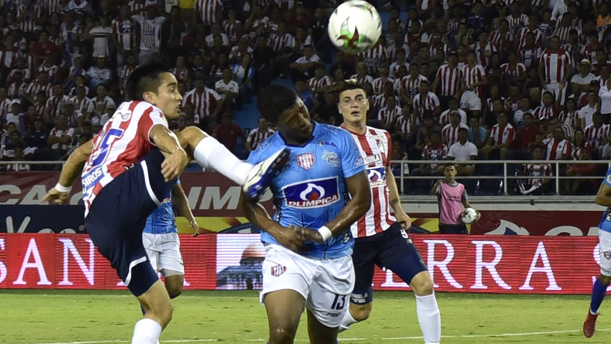 Fabián Sambueza remata frente a la marca de Jhojan Valencia.