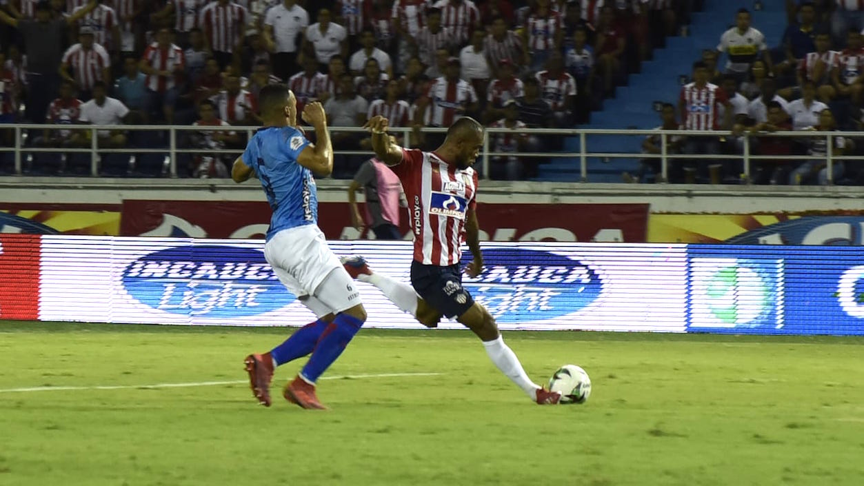 Freddy Hinestroza ensayando un remate.