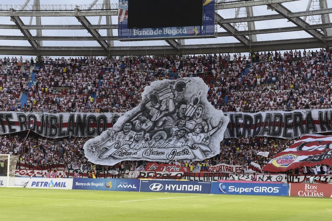 El 'Tifo' dispuesto por el Frente Rojiblanco en la tribuna sur.