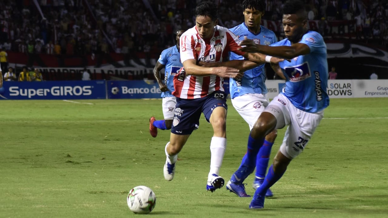 El 'Chino' Sambueza arrastrando la marca de Julio Murillo.