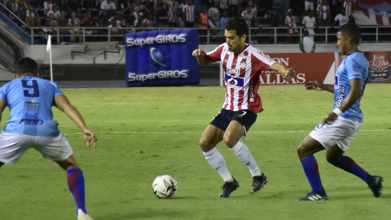 Sebastián Hernández dominando el balón.