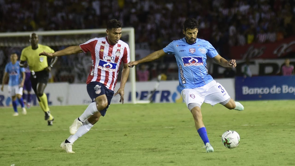 Teófilo Gutiérrez enfrentando a Fernando Battiste.