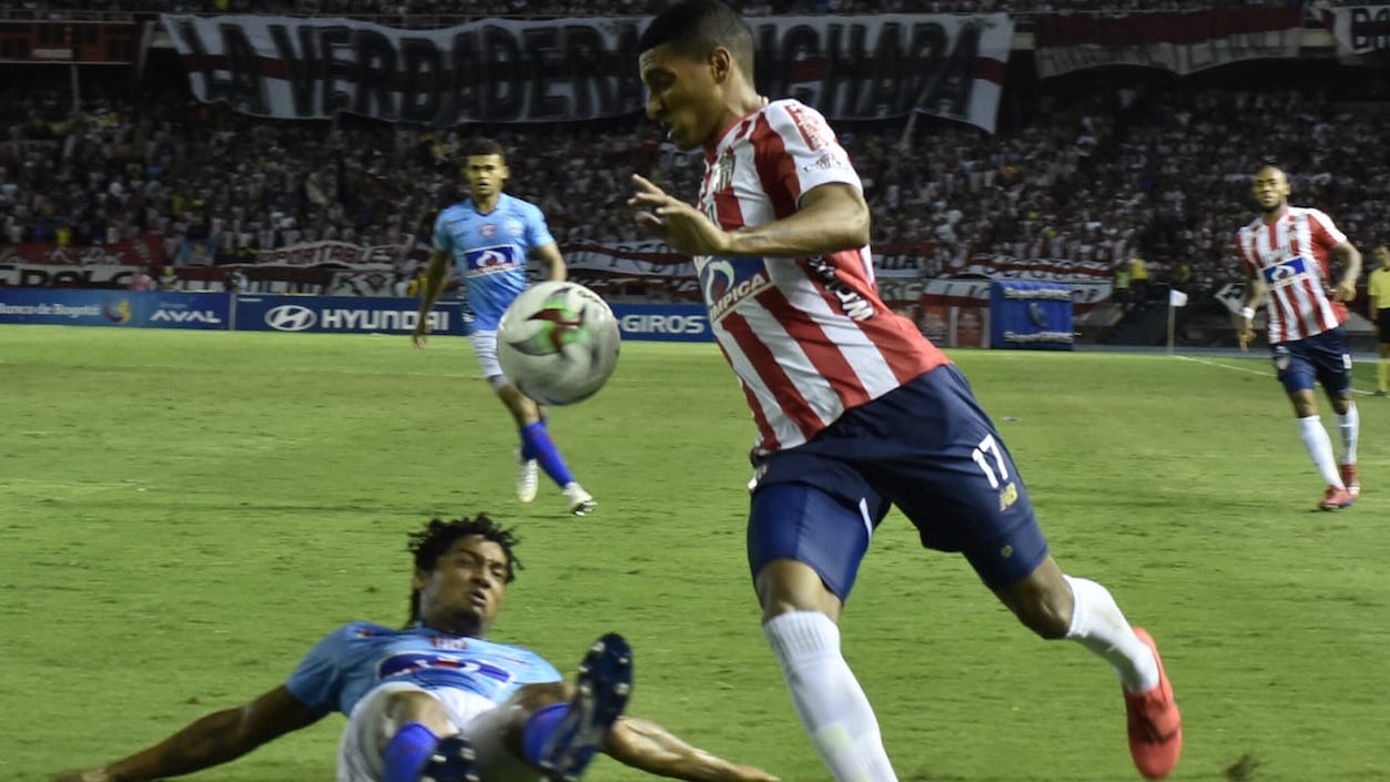 Gabriel Fuentes generando jugada ofensiva.