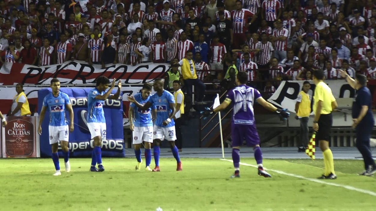 El capitan Sebastián Viera reclamando bola fuera de juego en el empate 'bananero'.,