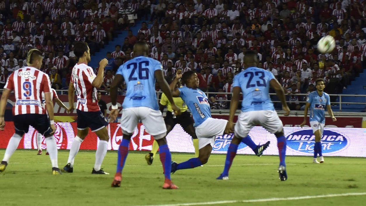 Despeje de la defensa samaria ante el asedio de Sebastián Hernández y Michael Rangel.