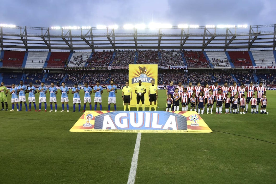 Los equipos en la cancha de Metropolitano durante los actos protocolarios.