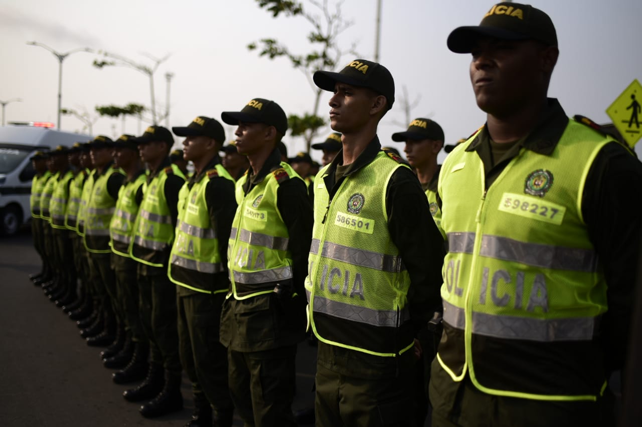 Los policías durante la entrega de los nuevos vehículos.