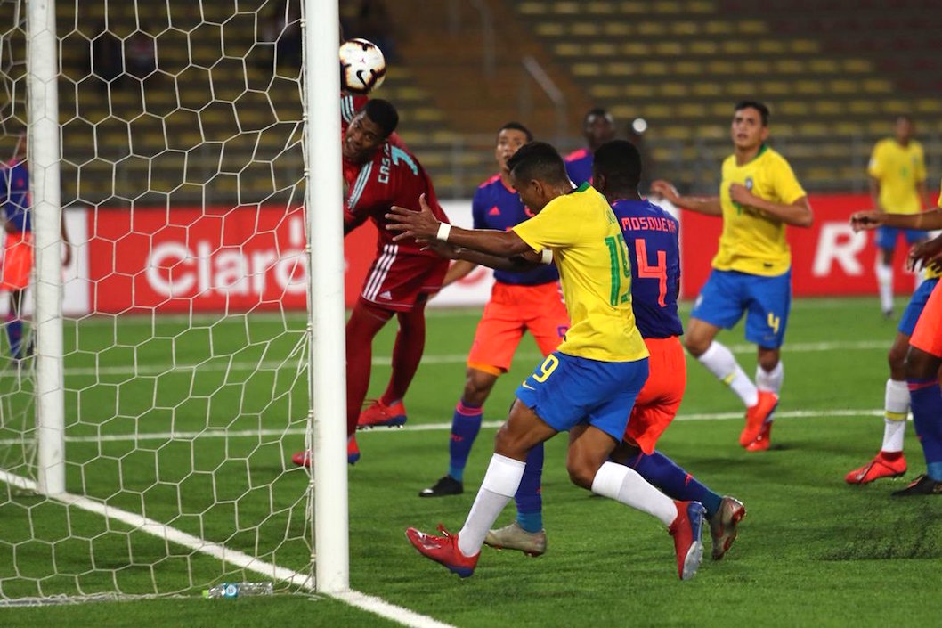 El balón inicia curva descendente para anidarse en la red Colombiana.