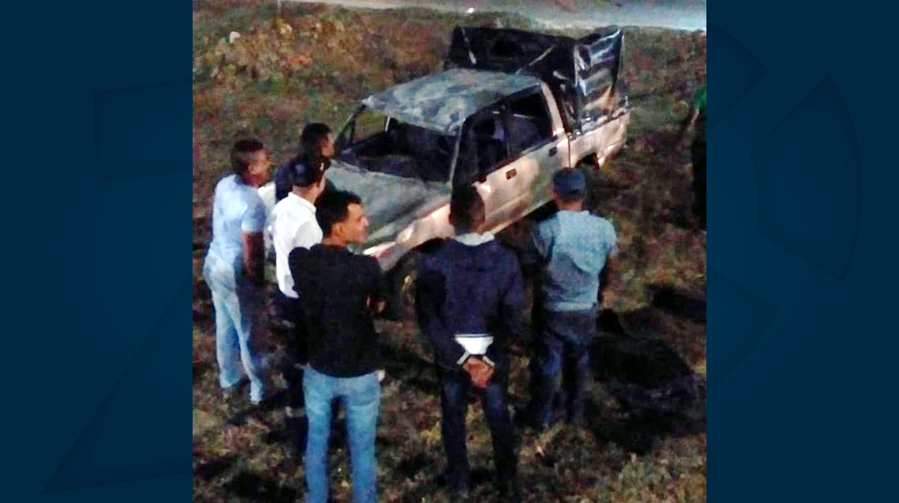 La Dacia quedó fuera de la vía.