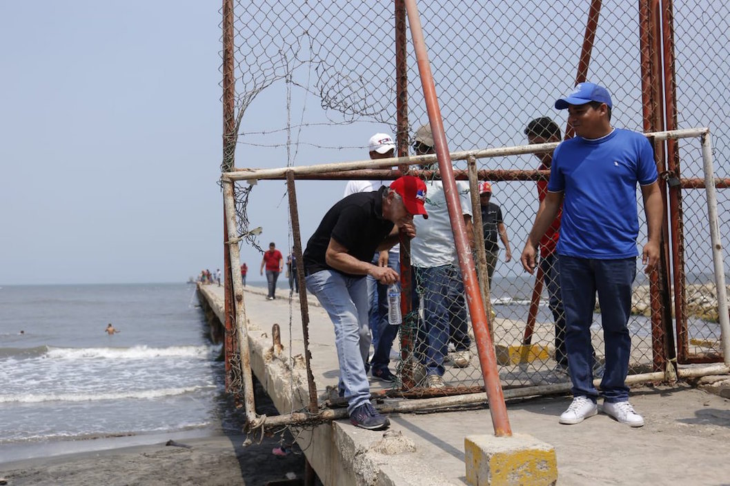 El Gobernador Eduardo Verano De la Rosa, recorriendo la estructura del muelle.