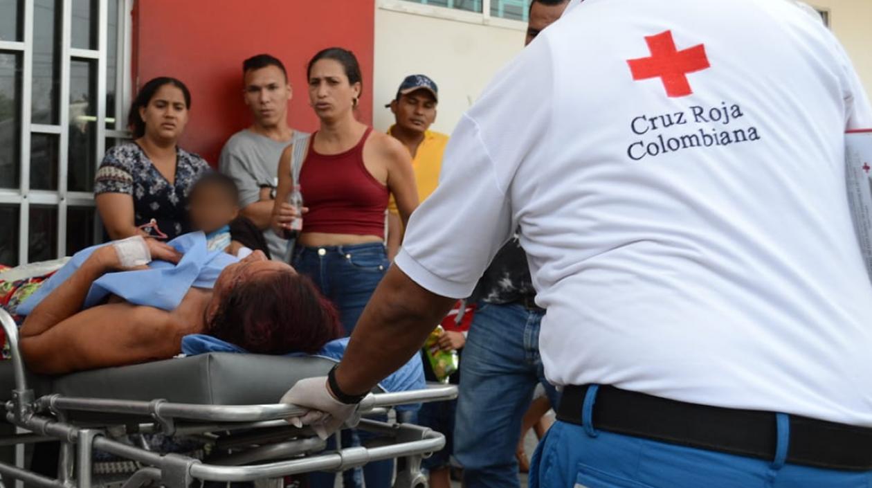 Momentos en que la mujer es trasladada desde el CAMINO El Bosque al Hospital General de Barranquilla.