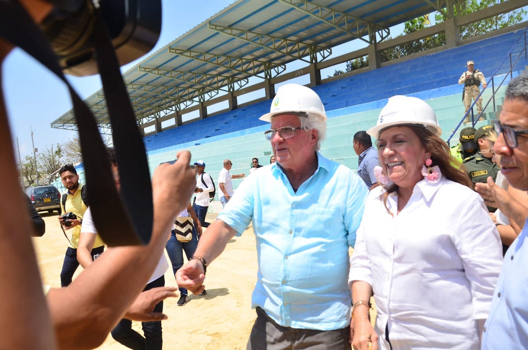 El Alcalde Joao Herrera y la primera gestora Alba Olaya de Herrera, en el lugar de las obras.