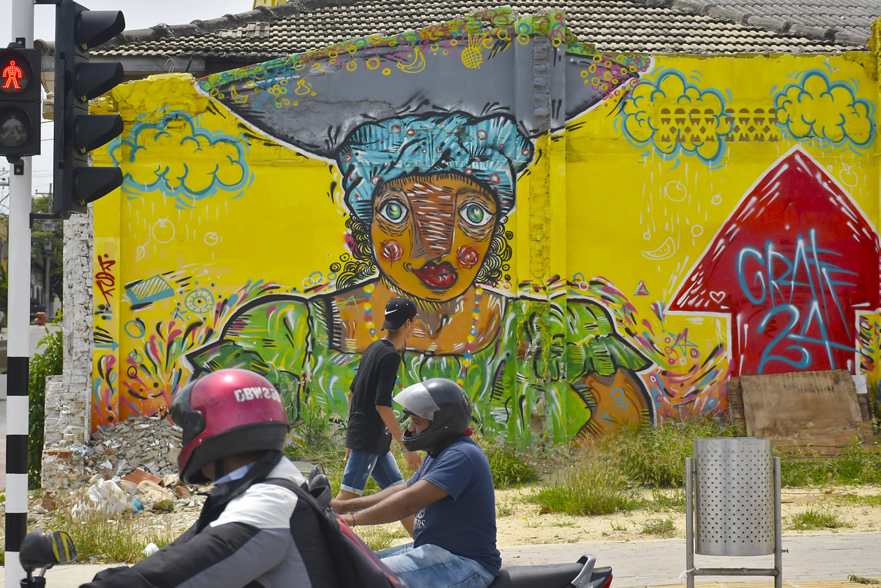 Los grafitis que engalanan el Par Vial de la carrera 50. 
