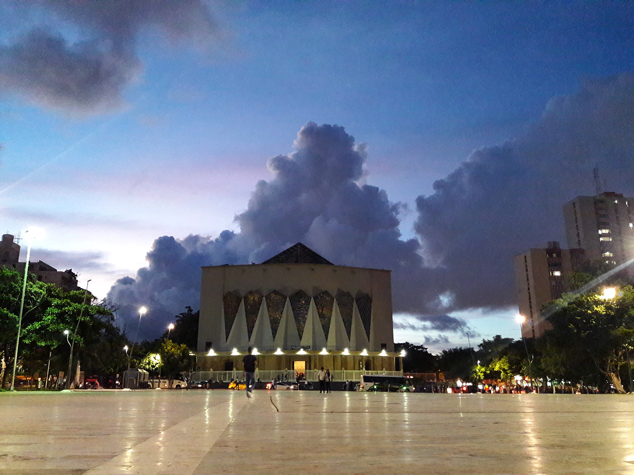 La Plaza de la Paz y en el fondo la Catedral. 