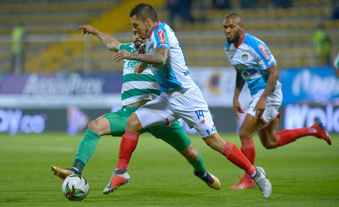 Leonardo Pico disputando el balón con Matías Mier.