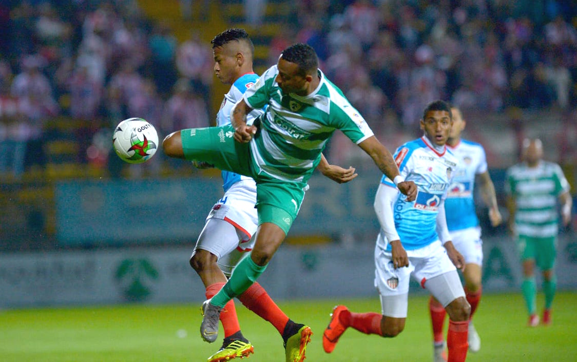 César Haydar neutralizando una llegada de Carlos Peralta.