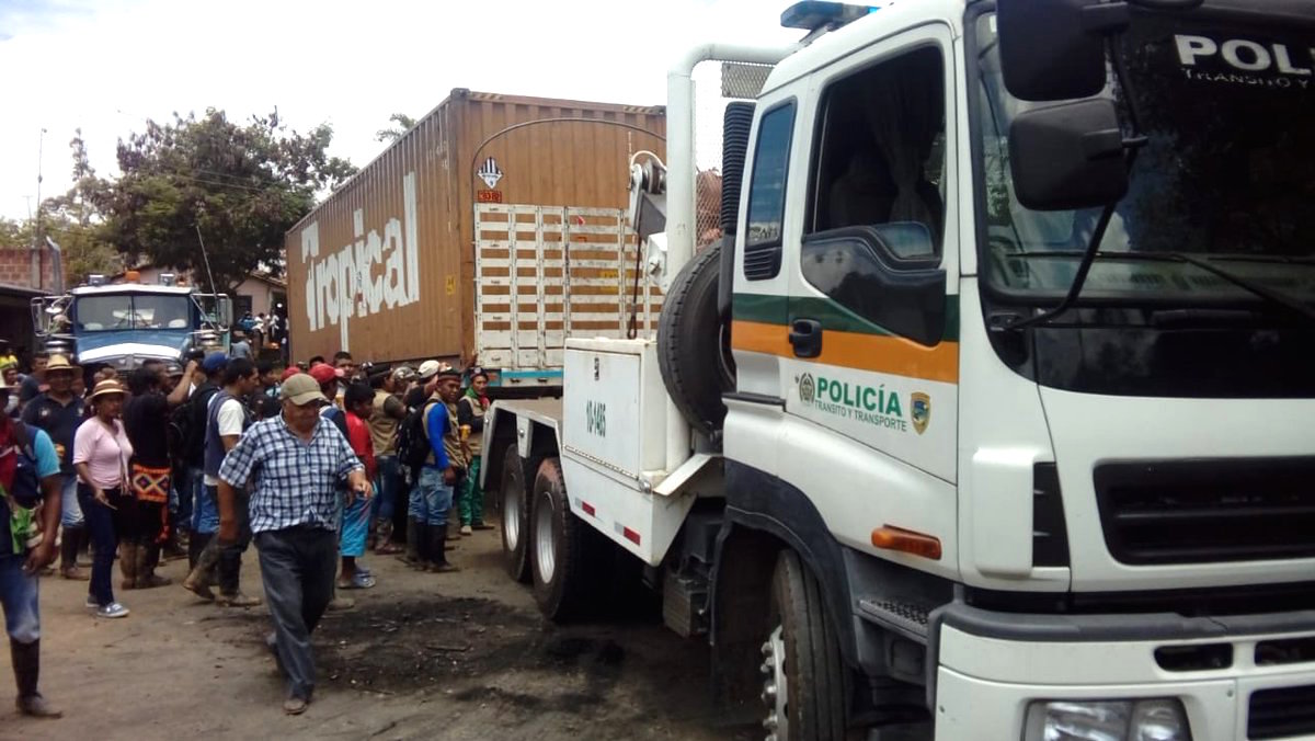 Retiro de vehículos que obstaculizaban una de las vías bloqueadas.