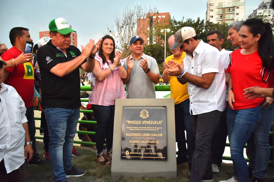 El Alcalde Alejandro Char en la develación de la placa conmemorativa de inauguración.