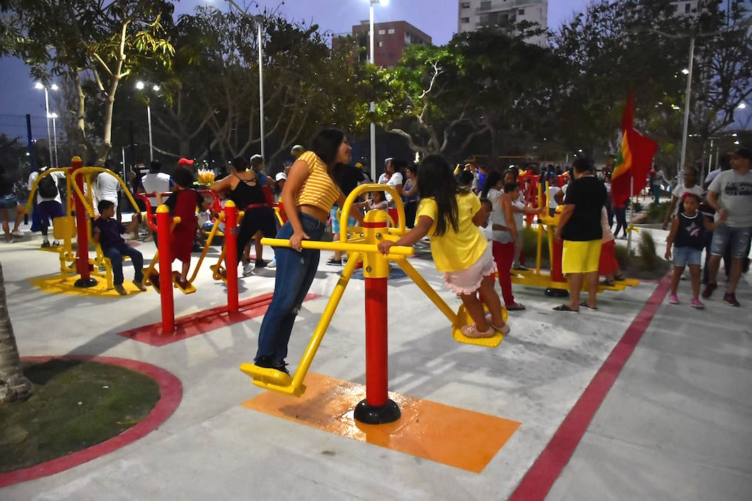 Jóvenes y niños disfrutando de los juegos.