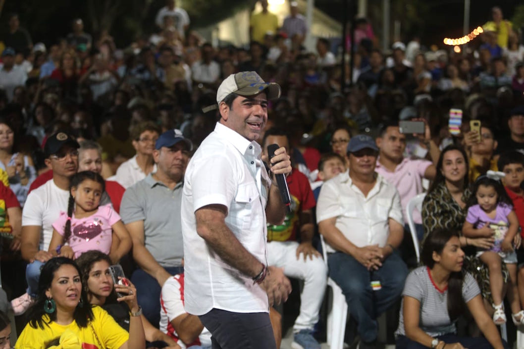 El Alcalde Alejandro Char dirigiéndose a los asistentes.