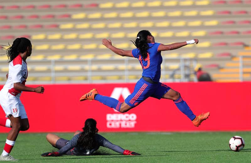 La colombiana Mayra Ramírez ingresando al área peruana.