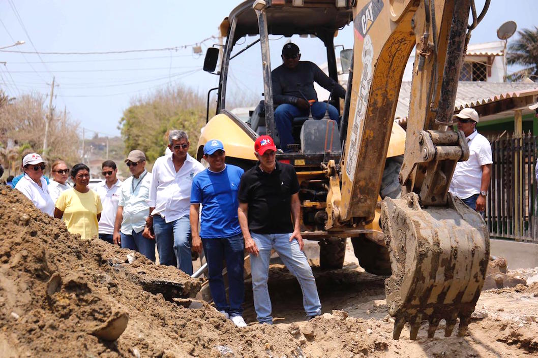 El Gobernador Eduardo Verano De la Rosa inspeccionando los trabajos.