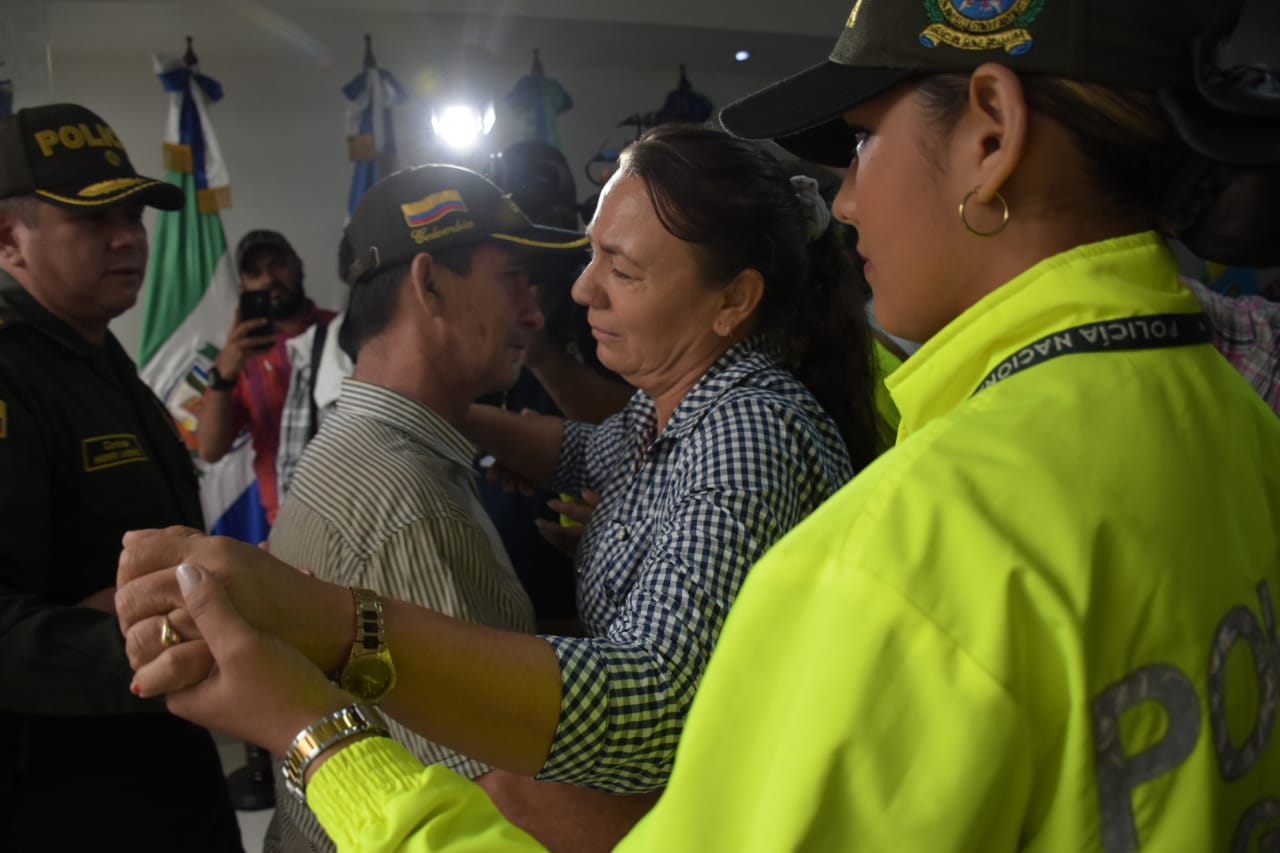 Leonardo Antonio Sánchez Rivera, abrazado por sus familiares.