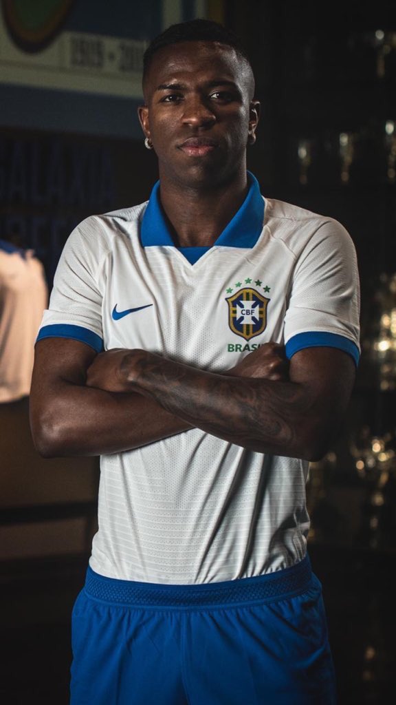 Vinicius luce la nueva camiseta. 