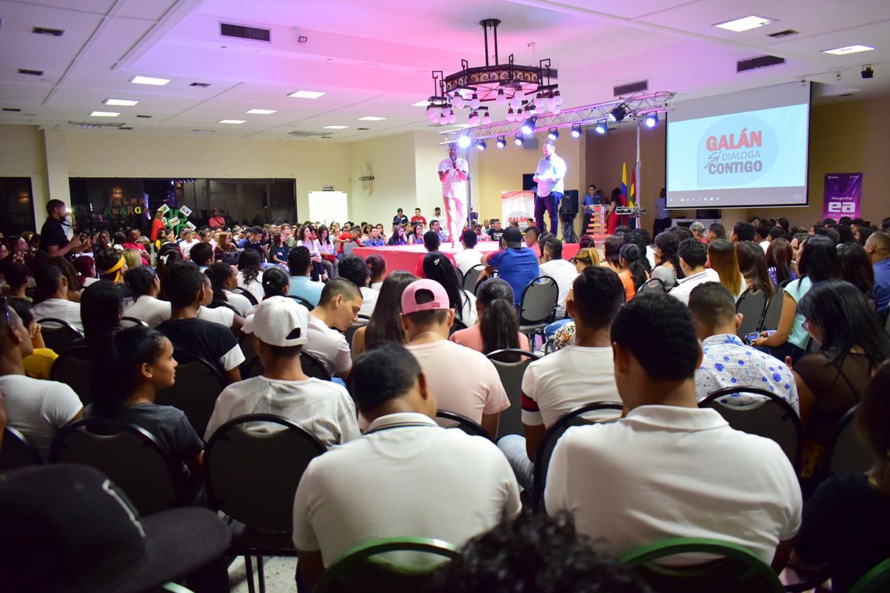 Otra imagen del evento con jóvenes del precandidato a la Gobernación del Atlántico  Óscar David Galán.