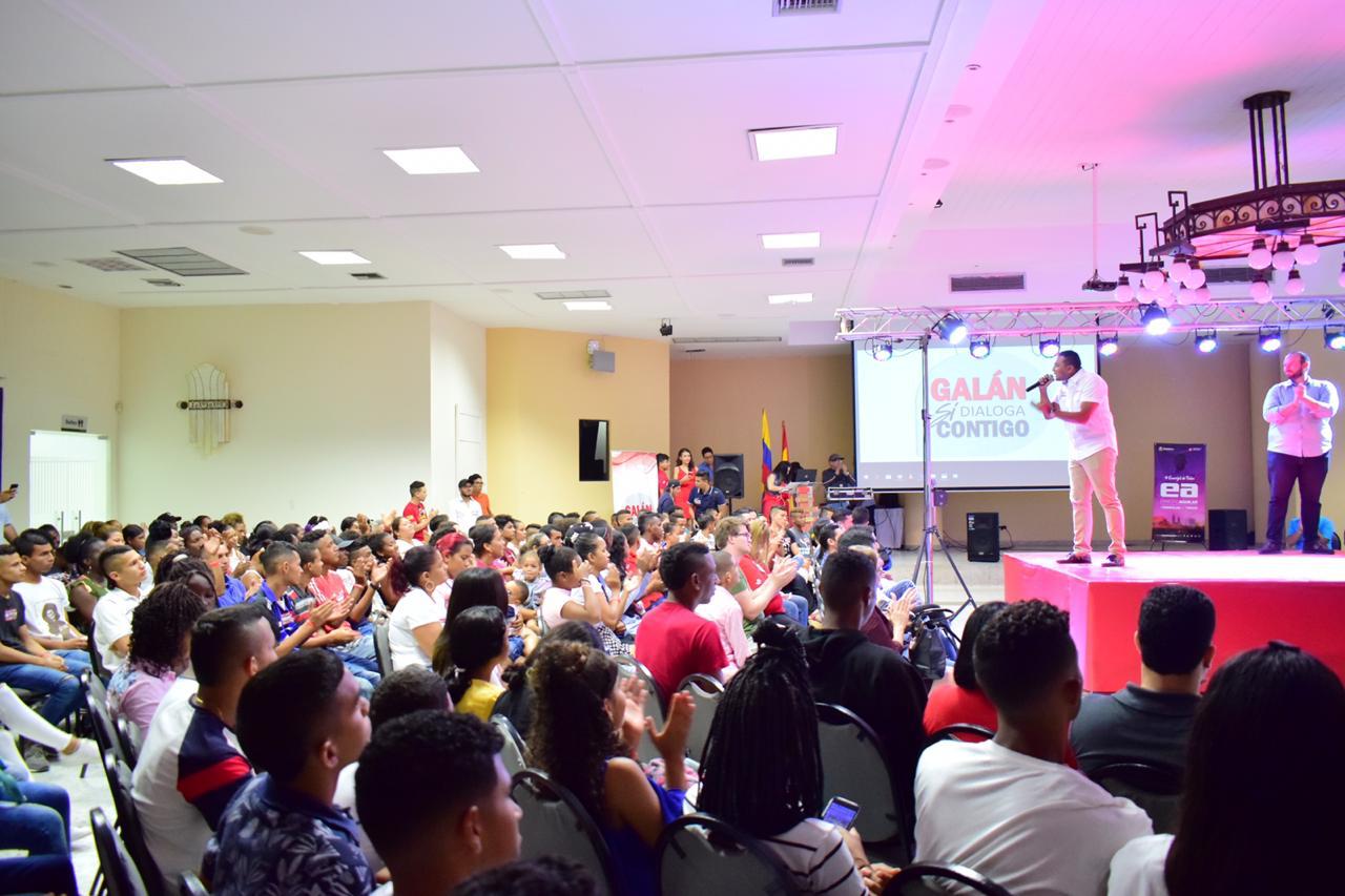 Óscar David Galán en un evento con los jóvenes.