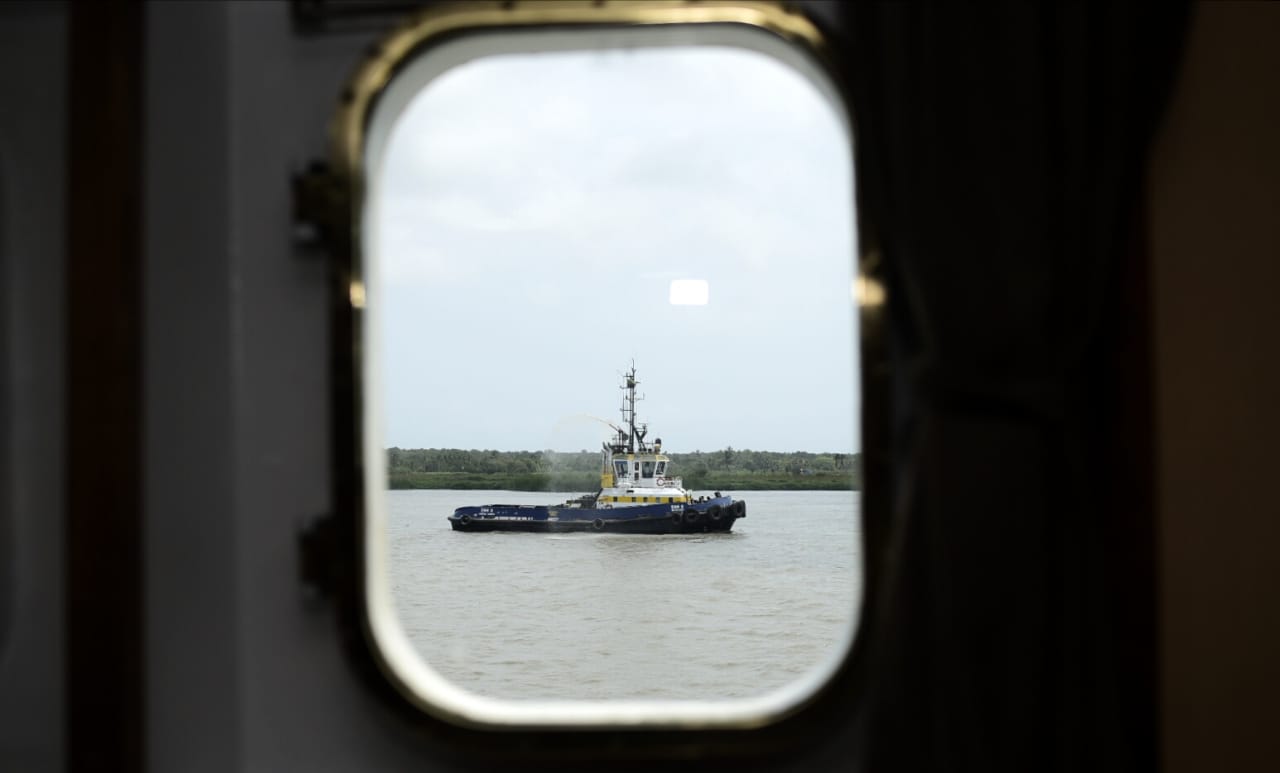 Remolcador para posicionar el barco para su atracar.