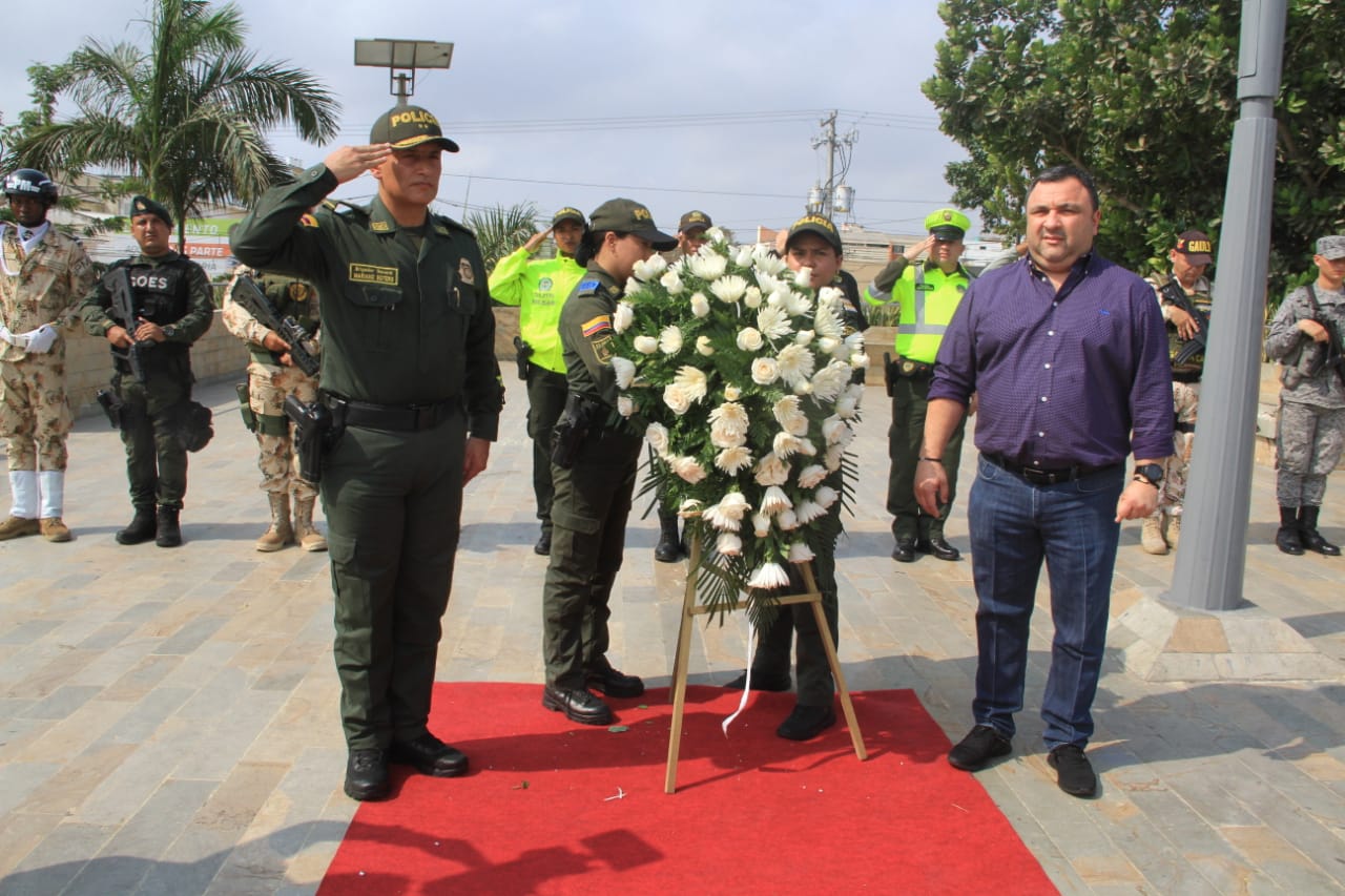 En el mes de las víctimas, la ofrenda floral.