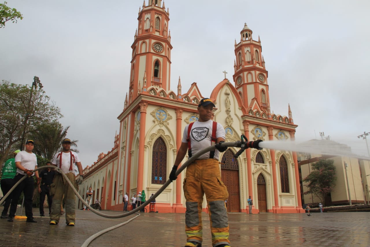 Los Bomberos apoyaron la recuperación de varias plazas.