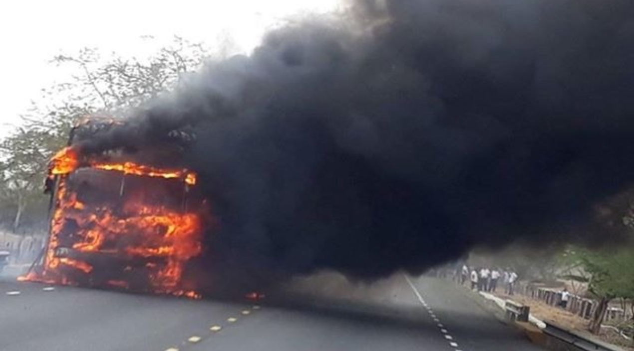 El bus quedó consumido por las llamas.