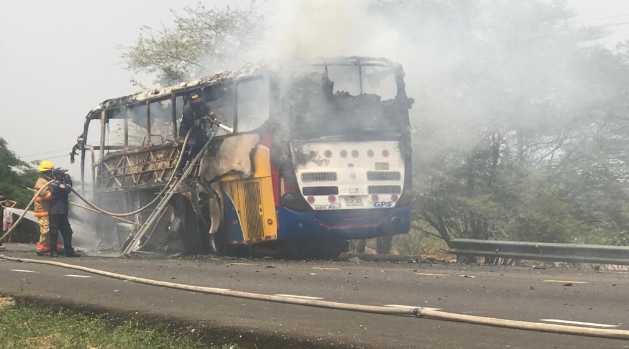 Los bomberos de Campo de la Cruz lograron controlar la emergencia.