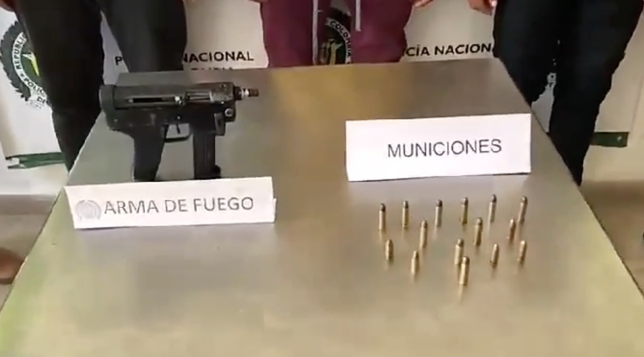 El arma y las municiones hallados a los tres capturados.