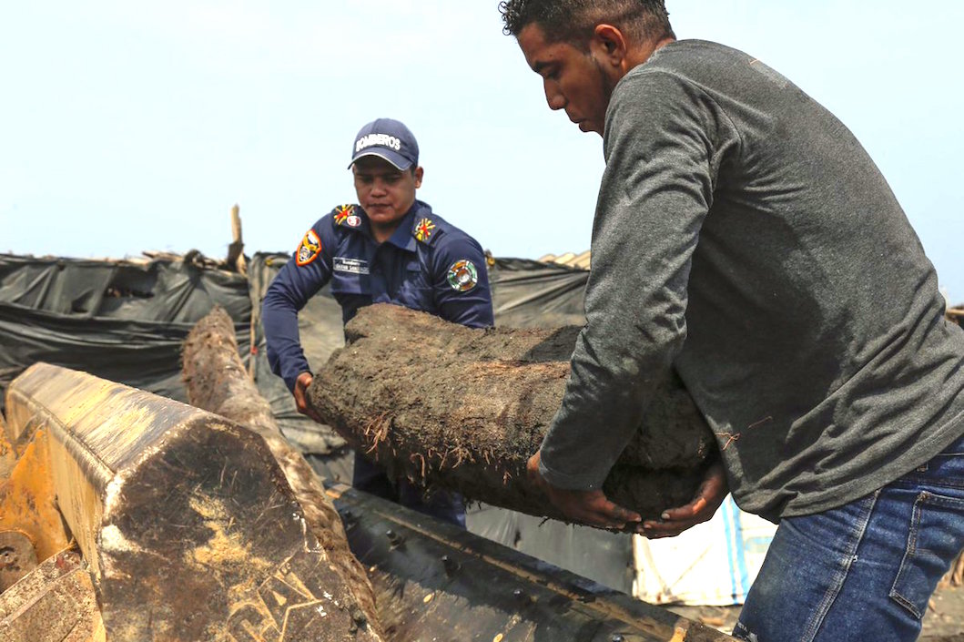 Integrantes del Cuerpo de Bomberos apoyando en la limpieza.