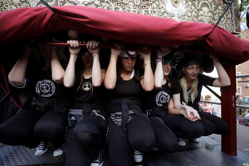  Costaleras del paso de palio de la Virgen Encarnación durante su estación de penitencia por las calles de Córdoba en la tarde de Domingo de Ramos. 