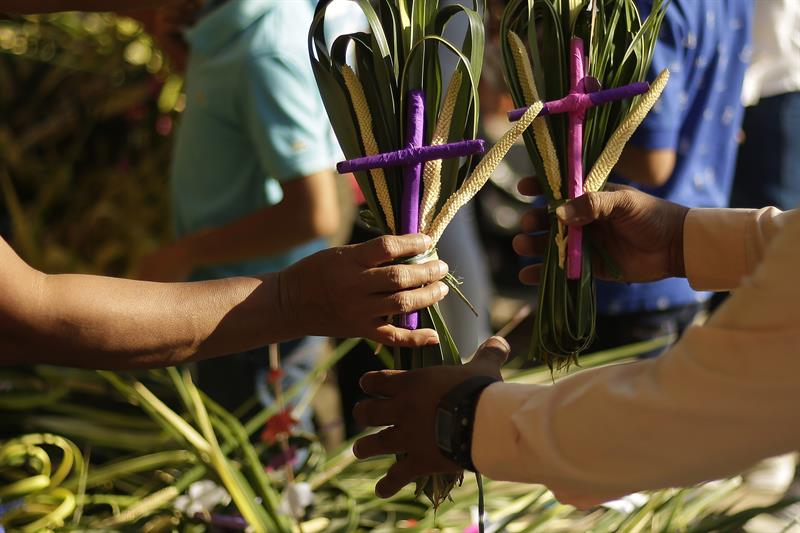 Católicos salvadoreños participan en la procesión del Domingo de Ramos este domingo, en el municipio de Nahuizalco (El Salvador). 