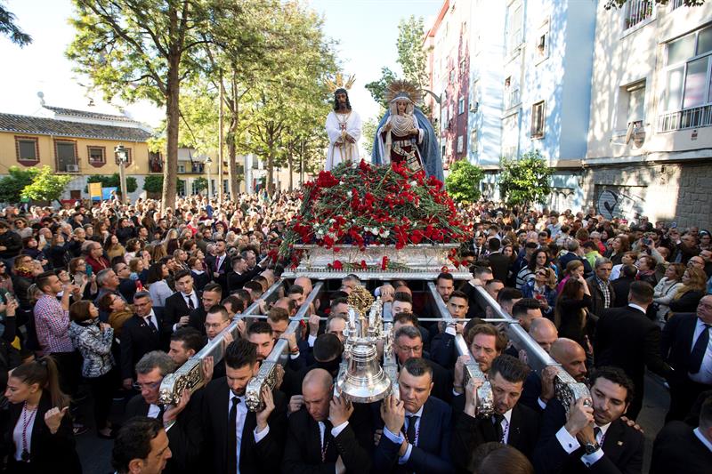 Traslado de Nuestro Padre Jesús Cautivo y la Virgen de la Trinidad desde la iglesia de San Pablo a la casa hermandad por las calles del barrio trinitario, que ha vuelto a reunir hoy en Málaga a miles de personas un día antes del inicio de la Semana Santa. 