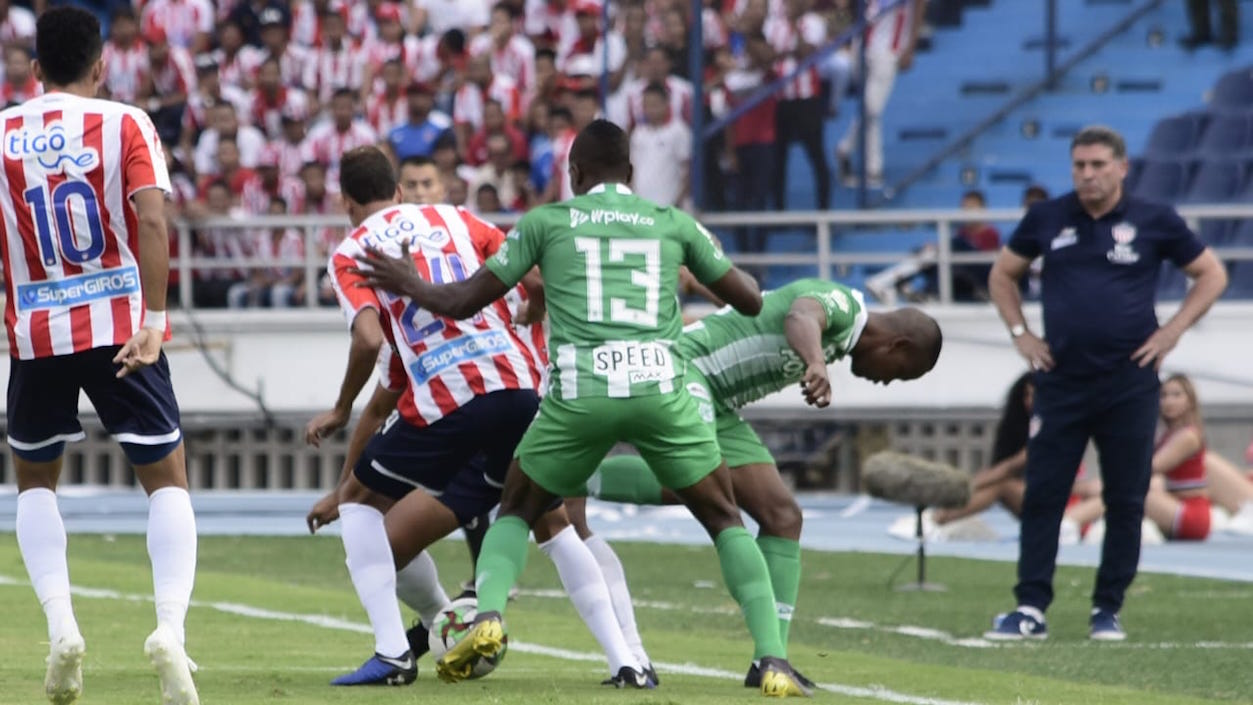 Víctor Cantillo intenta superar la marca de dos 'verdolagas'.