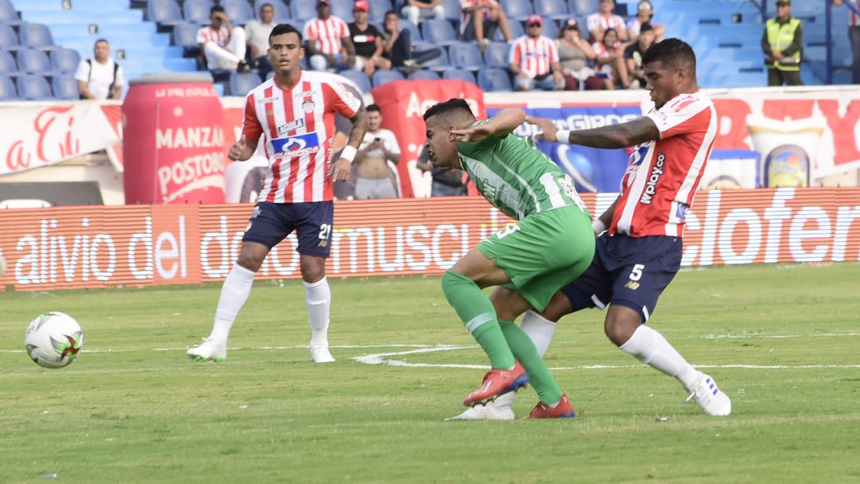 Luis Narváez neutralizando una llegada de los visitantes.