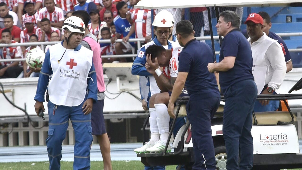 Jefferson Gómez abandona el terreno por lesión.
