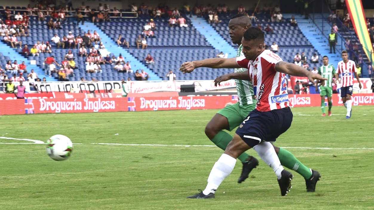 Germán Gutiérrez neutralizando un ataque del nacional.