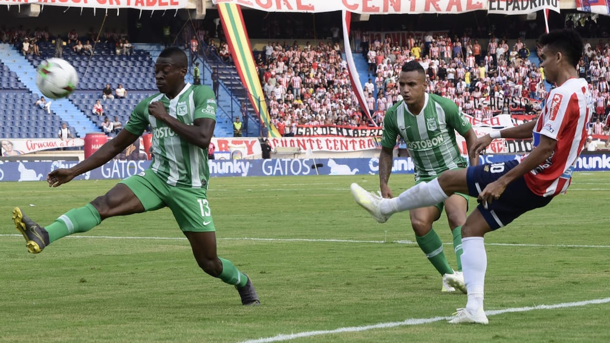Luis Díaz remata frente a la marca de Helibelton Palacios.