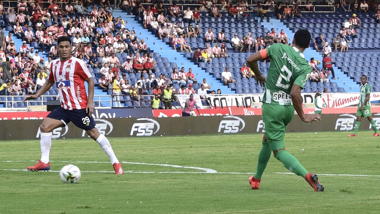 Teófilo Gutiérrez intentando superar a Daniel Bocanegra.